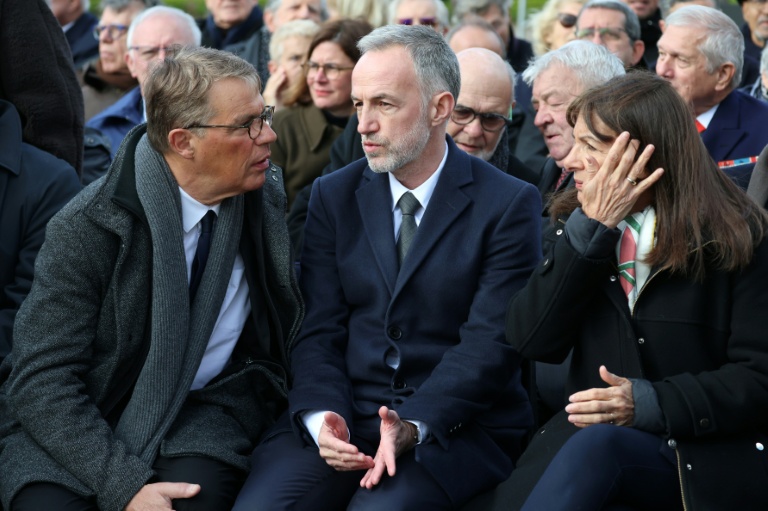 L'ex-premier adjoint à la maire de Paris Patrick Bloche, le maire de Paris Emmanuel Grégoire et l'ancienne maire de Paris Anne Hidalgo assistent à un hommage national à l'ancien Premier ministre français Lionel Jospin, à Paris, le 26 mars 2026