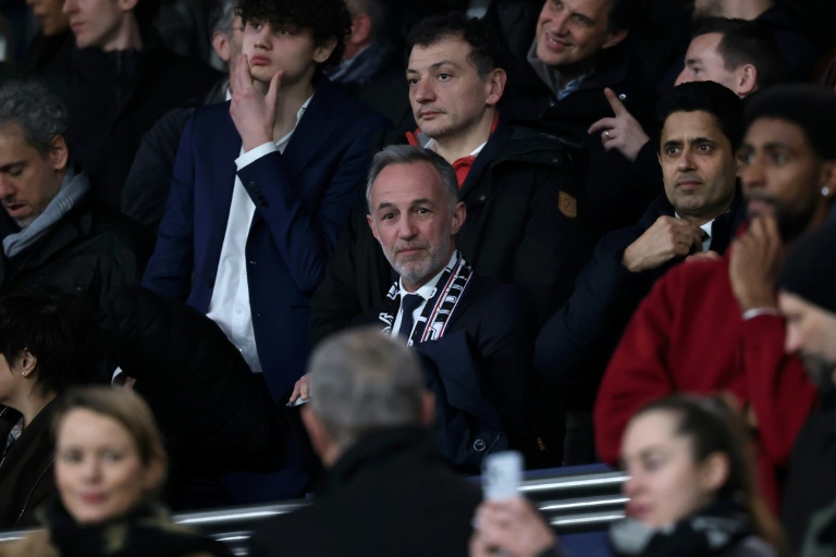 Le maire de Paris, Emmanuel Grégoire (au centre), et le président du Paris Saint-Germain, Nasser al-Khelaïfi (à droite), dans les tribunes du Parc des Princes le 3 avril 2026 à Paris