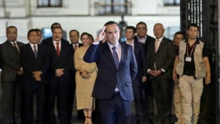 Le président par intérim José Jeri sort du Palais du gouvernement à Lima, Pérou, le 17 février 2026