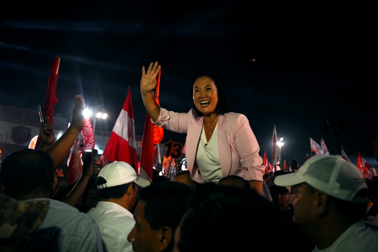 La candidate à la présidentielle péruvienne Keiko Fujimori, du parti Fuerza Popular, salue ses partisans lors de son meeting de clôture de campagne à Villa El Salvador, à Lima, le 9 avril 2026
