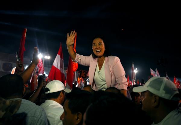 La candidate à la présidentielle péruvienne Keiko Fujimori, du parti Fuerza Popular, salue ses partisans lors de son meeting de clôture de campagne à Villa El Salvador, à Lima, le 9 avril 2026