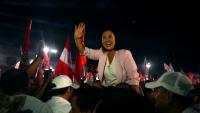 La candidate à la présidentielle péruvienne Keiko Fujimori, du parti Fuerza Popular, salue ses partisans lors de son meeting de clôture de campagne à Villa El Salvador, à Lima, le 9 avril 2026