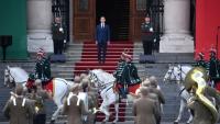 Le Premier ministre entrant de la Hongrie, Peter Magyar, se tient sur les marches du Parlement hongrois après sa cérémonie d’investiture à Budapest, le 9 mai 2026