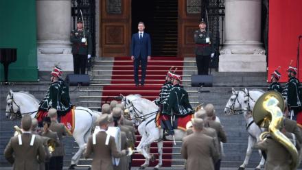 Le Premier ministre entrant de la Hongrie, Peter Magyar, se tient sur les marches du Parlement hongrois après sa cérémonie d’investiture à Budapest, le 9 mai 2026