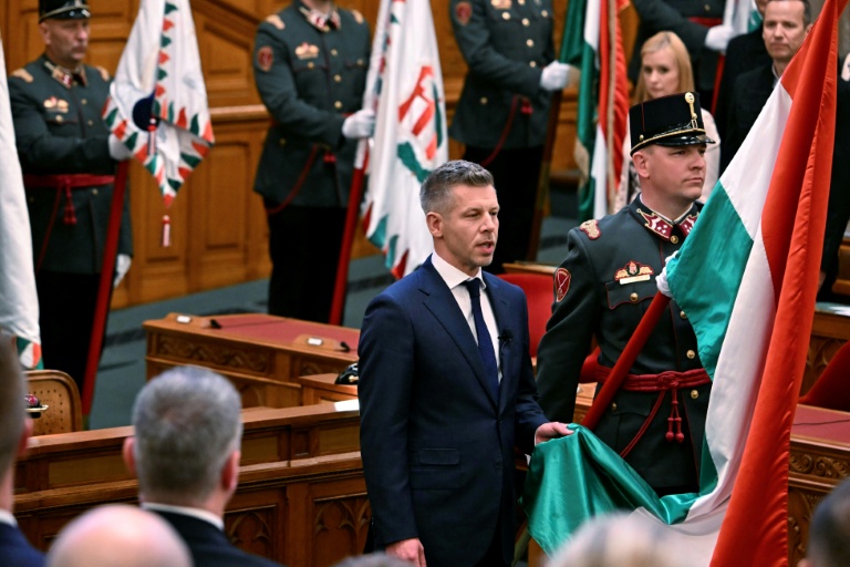 Prestation de serment du nouveau Premier ministre hongrois, Peter Magyar, devant le Parlement à Budapest, le 9 mai 2026