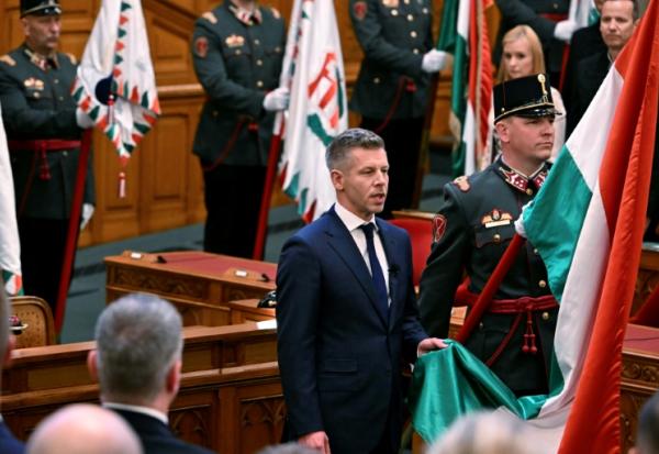 Prestation de serment du nouveau Premier ministre hongrois, Peter Magyar, devant le Parlement à Budapest, le 9 mai 2026