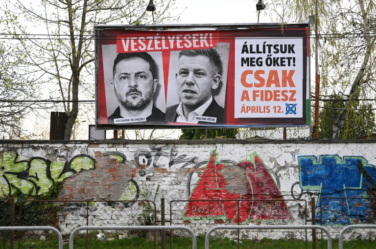 Une affiche progouvernementale présentant les portraits du président ukrainien Volodymyr Zelensky (g) et du chef de l'opposition hongroise Peter Magyar, avec les slogans 