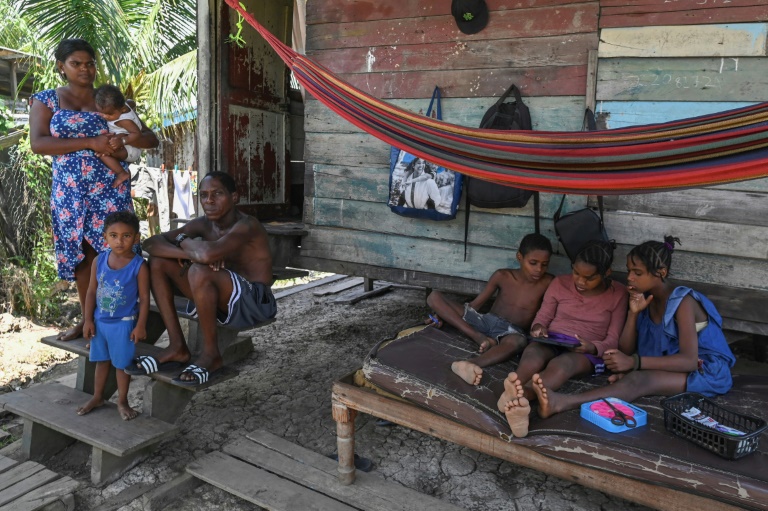 Shaun Ferrier, sa femme Naomi et leurs enfants, le 26 août 2025 à Georgetown, au Guyana