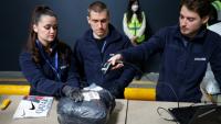 Des agents des douanes inspectent des colis de fret aérien dans un entrepôt de l’aéroport de Roissy-Charles de Gaulle, près de Paris, le 29 avril 2025