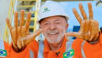 Photo transmise par l'Agencia Petrobras montrant le président brésilien Luiz Inacio Lula da Silva exhiber ses mains couvertes de pétrole lors d'une visite sur la plateforme de forage NS-42, au large de l'Etat d'Amapa au Brésil, le 17 août 2026