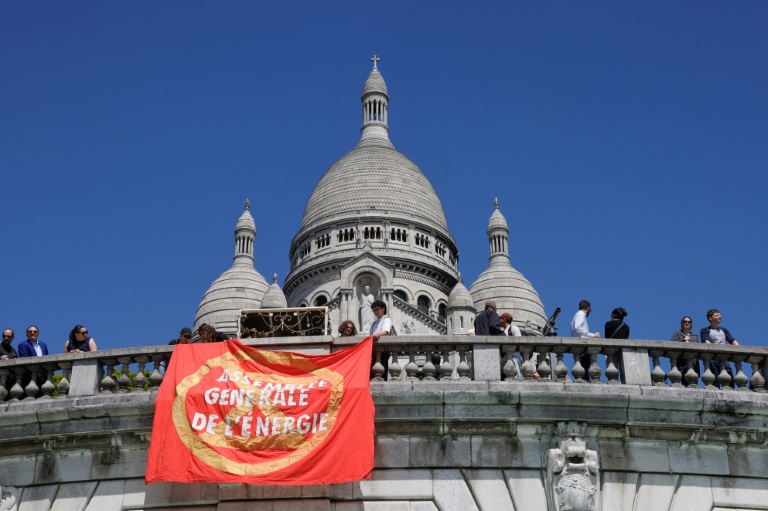 Des membres d'Extinction Rebellion (XR) et des militants pour le climat arborent une banderole