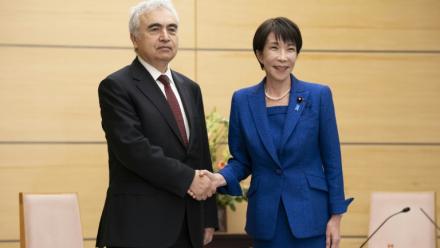 Le directeur de l'Agence internationale de l'énergie (AIE), Fatih Birol et la Première ministre japonaise Sanae Takaichi avant une réunion à Tokyo le 25 mars 2026
