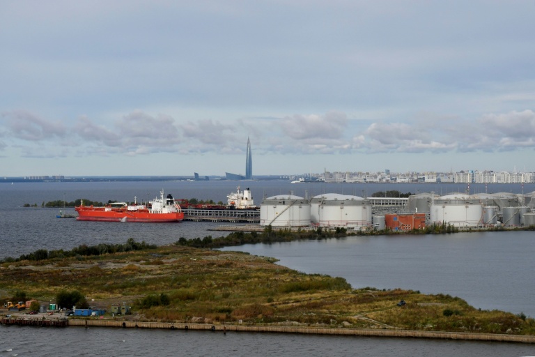 Une vue générale d'un terminal pétrolier à Saint-Pétersbourg, le 26 septembre 2025