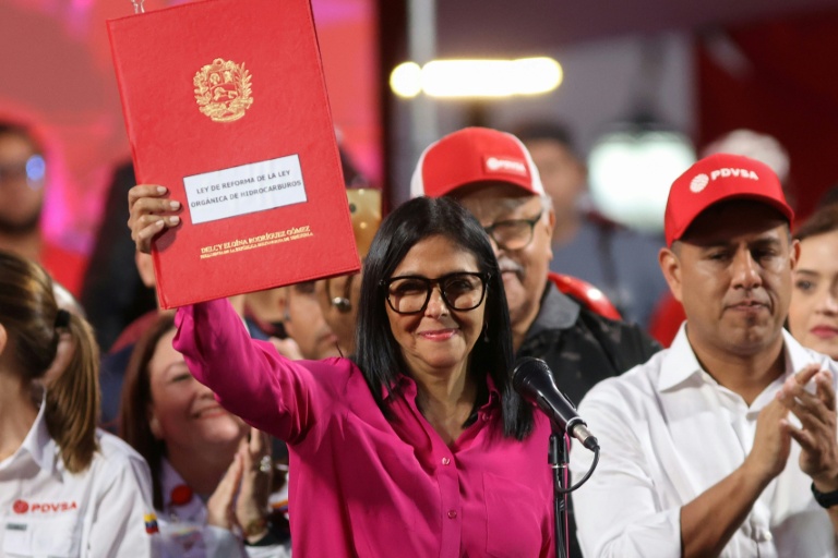 La présidente intérimaire du Venezuela, Delcy Rodriguez, tient un exemplaire de la réforme de la loi sur les hydrocarbures devant le palais présidentiel de Miraflores, à Caracas, le 29 janvier 2026