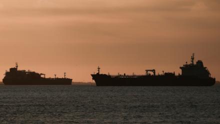 Navires transportant du pétrole ancrés dans le Grand Port Maritime de Marseille-Fos, à Fos-sur-Mer (sud de la France) le 13 mars 2026