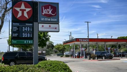 Une station-service américaine à Houston (Texas) le 16 mars 2026