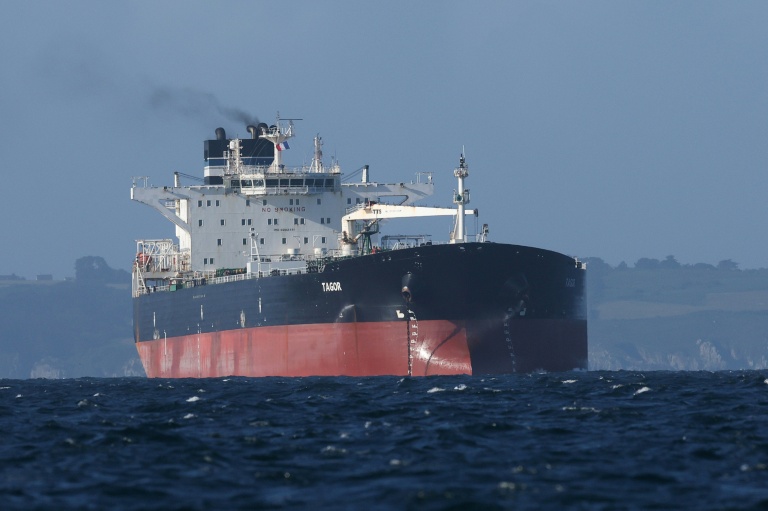 Le Tagor, pétrolier de la flotte fantôme russe arraisonné dans l'océan Atlantique par la marine française, le 2 juin 2026 à son arrivée dans la baie de Douarnenez, dans le Finistère