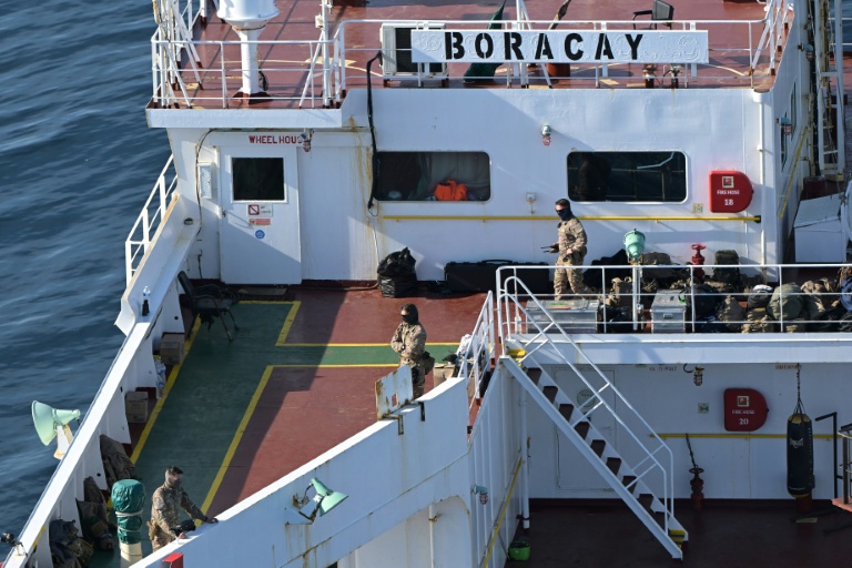Des soldats français à bord d'un pétrolier de la flotte fantôme russe, au large de Saint-Nazaire; le 1er octobre 2025