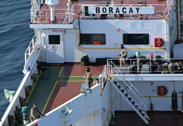 Des soldats français à bord d'un pétrolier de la flotte fantôme russe, au large de Saint-Nazaire; le 1er octobre 2025