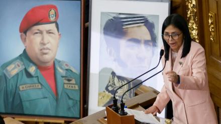 La vice-présidente du Venezuela, Delcy Rodriguez, s'exprime devant les portraits du défunt président vénézuélien Hugo Chavez et du héros de la libération Simon Bolivar au Parlement à Caracas, le 4 décembre 2025