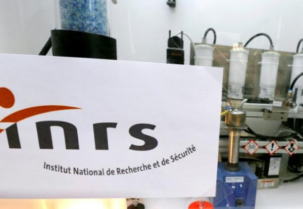 Dans un laboratoire de l'Institut national de recherche et de sécurité (INRS), le 31 mars 2011 à Vandoeuvre-lès-Nancy