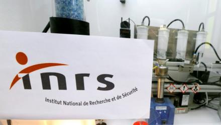 Dans un laboratoire de l'Institut national de recherche et de sécurité (INRS), le 31 mars 2011 à Vandoeuvre-lès-Nancy