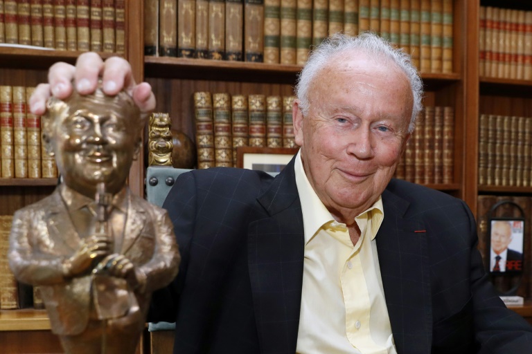 Philippe Bouvard pose avec une statuette le représentant, le 31 août 2016 à Paris