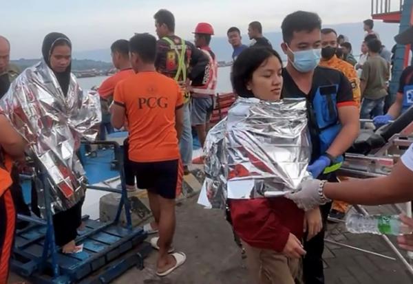 Capture d’écran d'une vidéo réalisée et envoyée le 26 janvier 2026 par le gouverneur Mujiv Hataman montrant des secouristes qui aident des survivants du naufrage du MV Trisha Kerstin 3 dans un port d’Isabela, aux Philippines