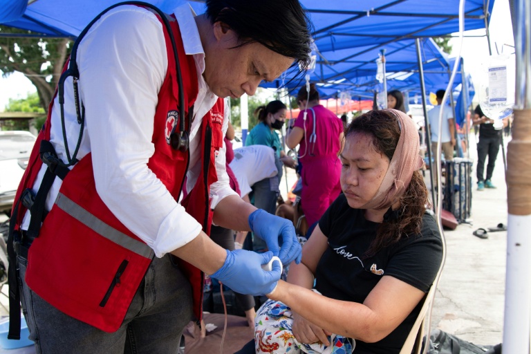 Des blessés reçoivent des soins dans un poste d'urgence improvisé à l'extérieur de l'hôpital provincial de la ville de Bogo, aux Philippines, le 1er octobre 2025