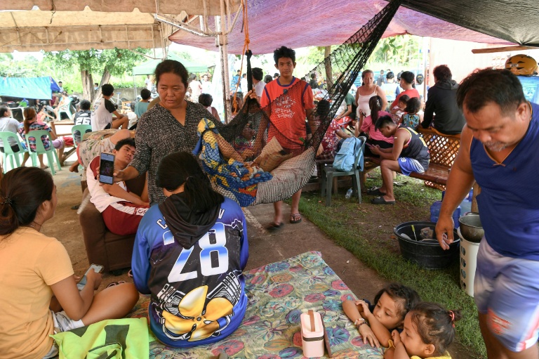 Des habitants d’un complexe de logements pour les survivants du super typhon Haiyan se sont réfugiés dans un abri de fortune dans la ville de Bogo, dans la province de Cebu aux Philippines, le 2 octobre 2025 après un violent séisme