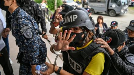 La journaliste philippine Frenchie Mae Cumpio arrive au tribunal de Tacloban, le 22 janvier 2026