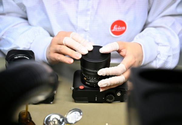Un employé assemble une caméra Leica à Wetzlar, Allemagne, en mars 2025.