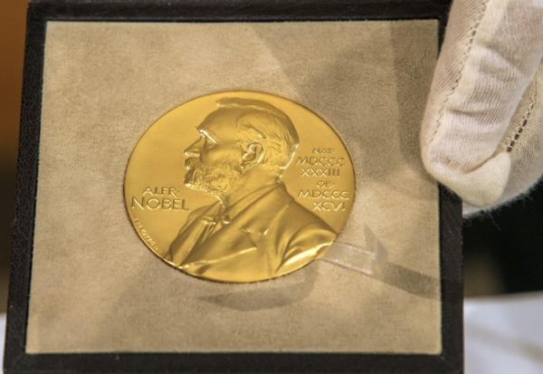 La physique des particules, l'invention d'une "cape d'invisibilité" ou l'astrophysique figurent parmi les recherches qui pourraient remporter le prix Nobel de physique mardi, selon les experts