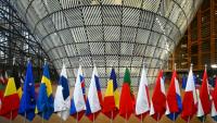 Les drapeaux de pays européens au siège de l'Union européenne à Bruxelles, le 19 mars 2026