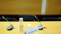 La chaise vide de l'homme d'affaires Pierre-Édouard Stérin convoqué par une précédente commission d'enquête de l'Assemblée nationale, le 14 mai 2025, à Paris