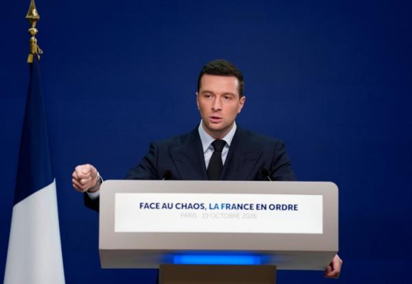 Le président du RN Jordan Bardella s'exprime lors d'une conférence de presse au siège du RN le 19 octobre 2026 à Paris