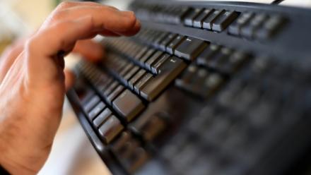 Sérieux revers pour l'un des dispositifs français de lutte contre le piratage en ligne: la réponse graduée a été jugée jeudi contraire au droit européen par le Conseil d'Etat, saisi par plusieurs associations