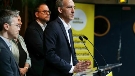 Raphaël Glucksmann (c), co-président du parti Place publique (PP), lors d'une conférence de presse à Paris, le 23 juin 2025
