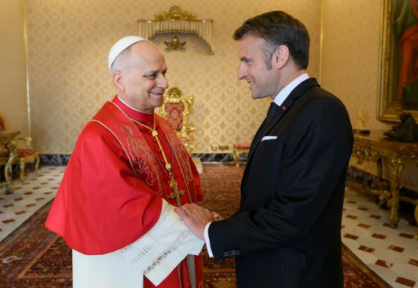 Rencontre entre Emmanuel Macron et le pape Léon XIV au Vatican, le 10 avril 2026. Photo transmise par le Vatican