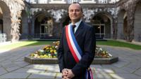 Le maire de Clermont-Ferrand, Julien Bony, ceint de son écharpe tricole, devant la mairie, le 27 mars 2026 dans le Puy-de-Dôme