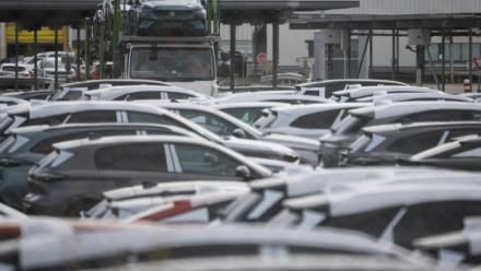 Des véhicules sur un site Stellantis, à Sausheim (Haut-Rhin), le 2 juin 2026