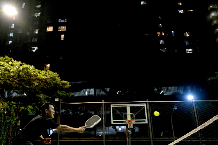Un homme lors d'une partie nocturne de pickleball à Hanoï, le 23 décembre 2025