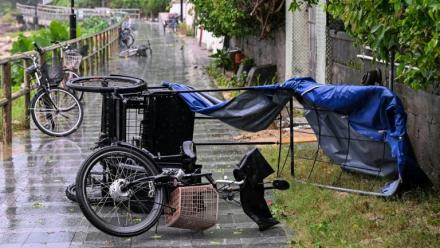 Un pousse-pousse renversé au passage du typhon Noul près de Hong Kong le 26 juillet 2026