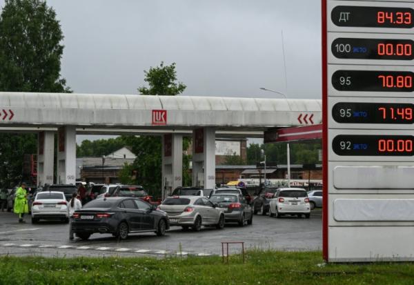 Des automobilistes font la queue pour faire le plein d'essence dans une station-service à Vologda, en Russie, le 14 juillet 2026