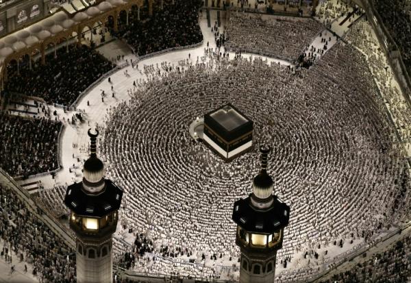 Vue aérienne du complexe de la Grande Mosquée de La Mecque, où les musulmans effectuent la prière du soir autour de la Kaaba, le 24 mai 2026 en Arabie saoudite, avant le pèlerinage annuel du Hajj