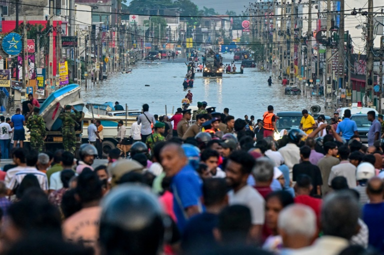 Un véhicule militaire transporte des bateaux pour venir au secours de personnes bloquées sur une route inondée après de fortes pluies à Wellampitiya, près de Colombo, au Sri Lanka, le 30 novembre 2025