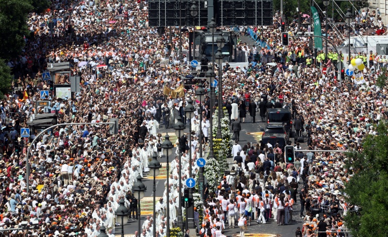 Une foule rassemblée au passage du pape Léon XIV lors de la procession du Corpus Christi après une gigantesque messe célébrée place de Cibeles, dans le centre de Madrid, le 7 juin 2026