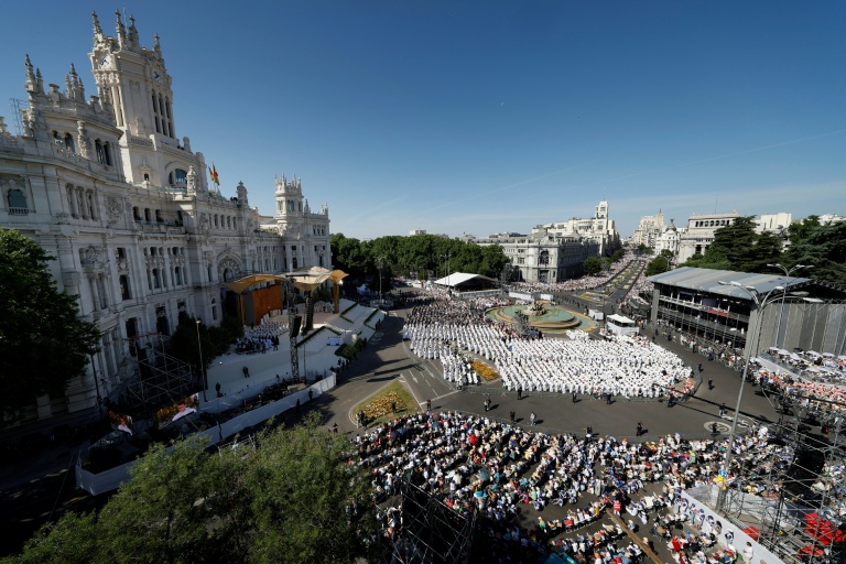 Vue aérienne de la place de Cibeles, dans le centre de Madrid, où le pape Léon XIV célèbre une gigantesque messe, le 7 juin 2026 