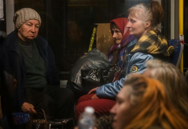 Des habitants de Marioupol (Ukraine) ont fui les combats, trouvant refuge à Zaporijjia, le 8 mai 2022 