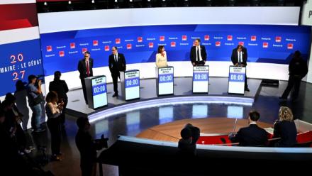 Les candidats à la primaire de la gauche sociale-démocrate en vue de la présidentielle de 2027, (de g. à d.) Olivier Faure, Emmanuel Maurel, Ségolène Royal, Raphaël Glucksmann et Jérôme Guedj, posent avant le début d'un débat, à Paris, le 1er octobre 2026